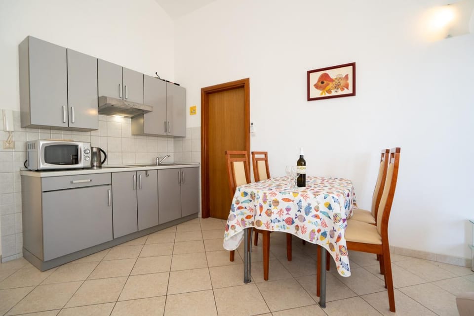 Kitchen or kitchenette, Dining area, stove