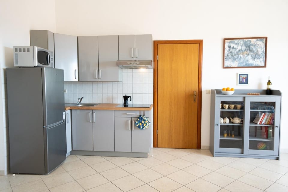 Coffee/tea facilities, Kitchen or kitchenette, stove