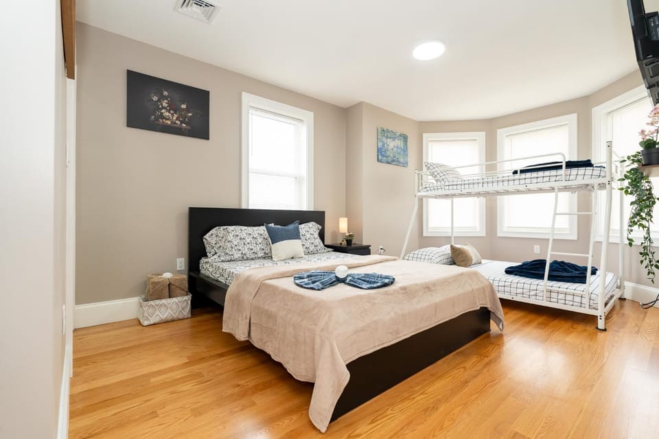 Bed, Photo of the whole room, Bedroom