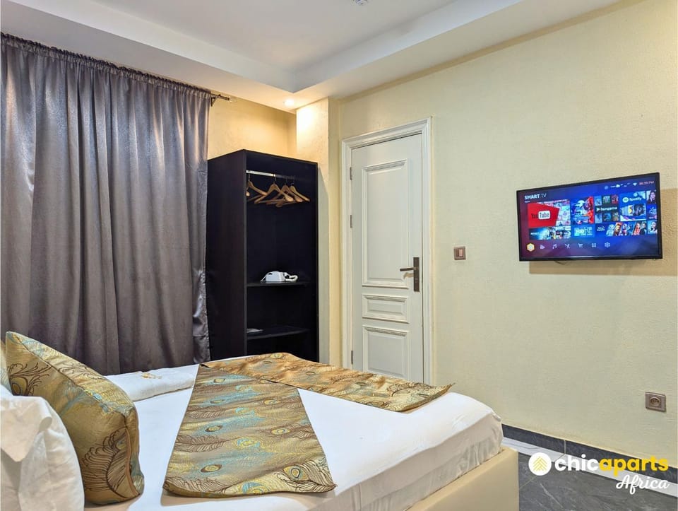 Bed, TV and multimedia, Photo of the whole room, Bedroom