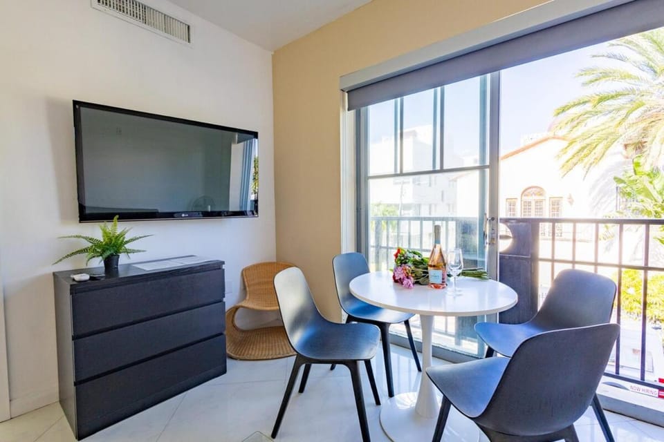 Beautiful 1 bedroom with Rooftop Pool D209 Apartment in Flamingo Lummus
