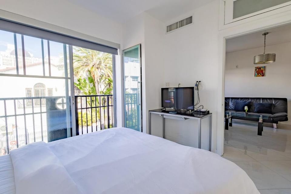 Beautiful 1 bedroom with Rooftop Pool D209 Apartment in Flamingo Lummus