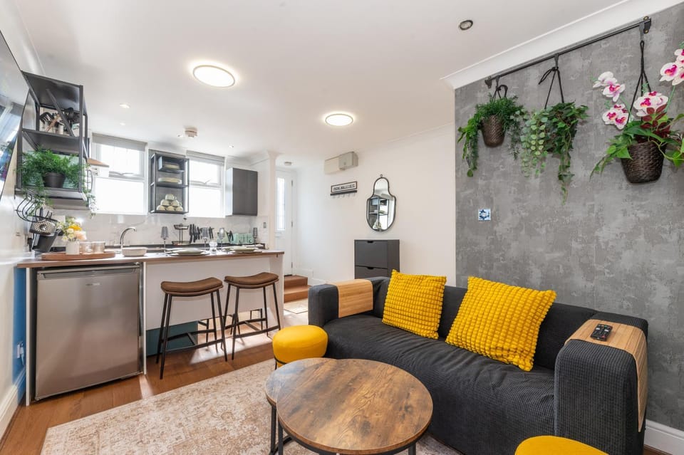 Kitchen or kitchenette, Living room, Dining area, minibar, oven