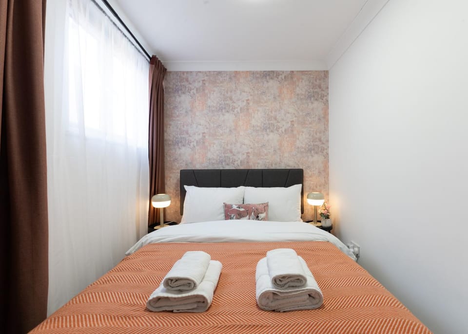 Bed, Photo of the whole room, Bedroom, towels