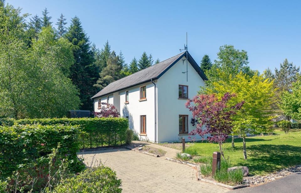 Property building, Day, Natural landscape, Garden, Garden view
