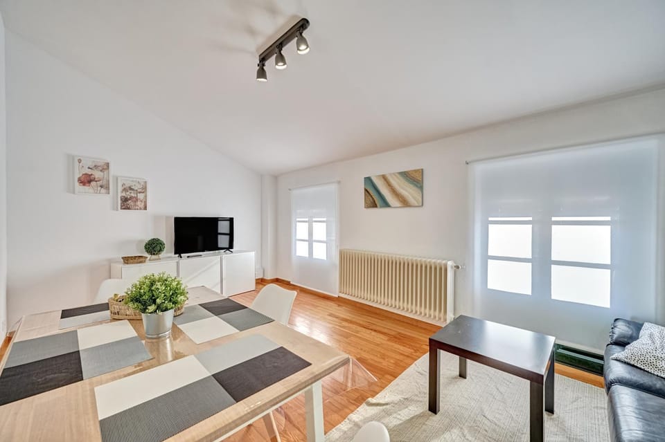 Communal lounge/ TV room, TV and multimedia, Living room, Dining area