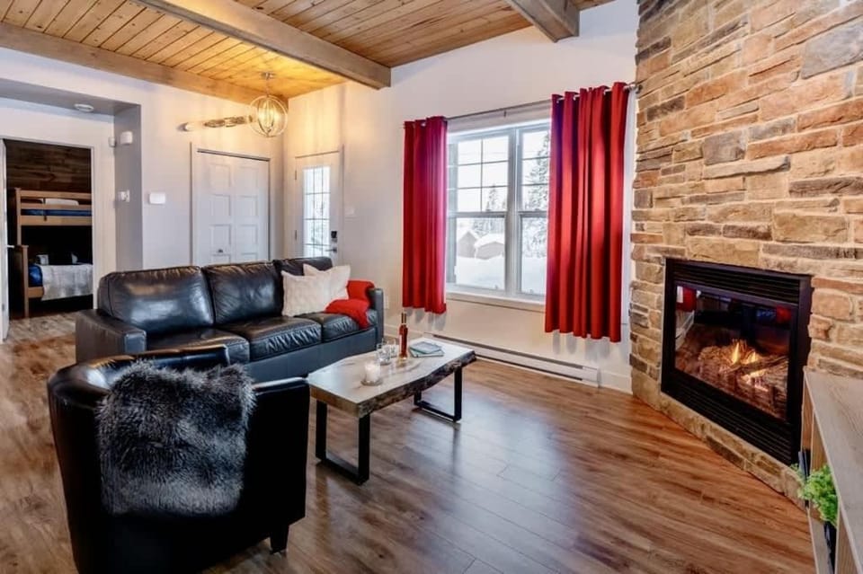 Chalet La Chouette with Private Spa Access to Ouareau Forest Chalet in Saint-Donat
