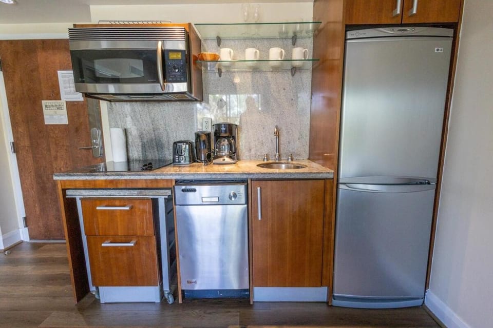 Beautiful 1 Bedroom with Rooftop Pool D203 Apartment in Flamingo Lummus