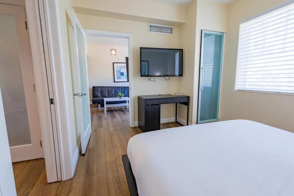 Beautiful 1 Bedroom with Rooftop Pool D203 Apartment in Flamingo Lummus