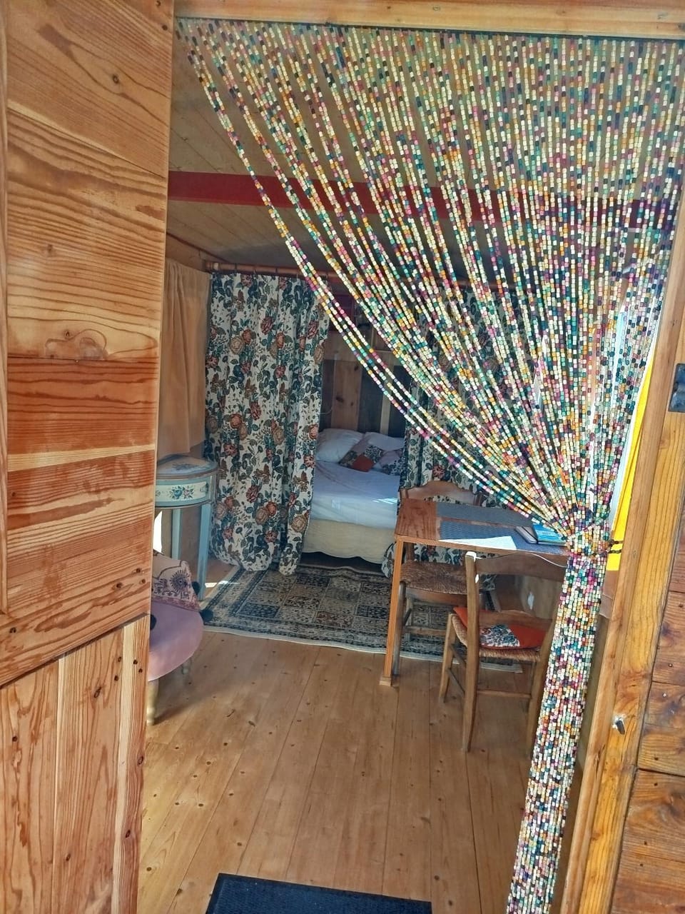 Roulotte et Cabane Par Hasard Campground/ 
RV Resort in Occitanie