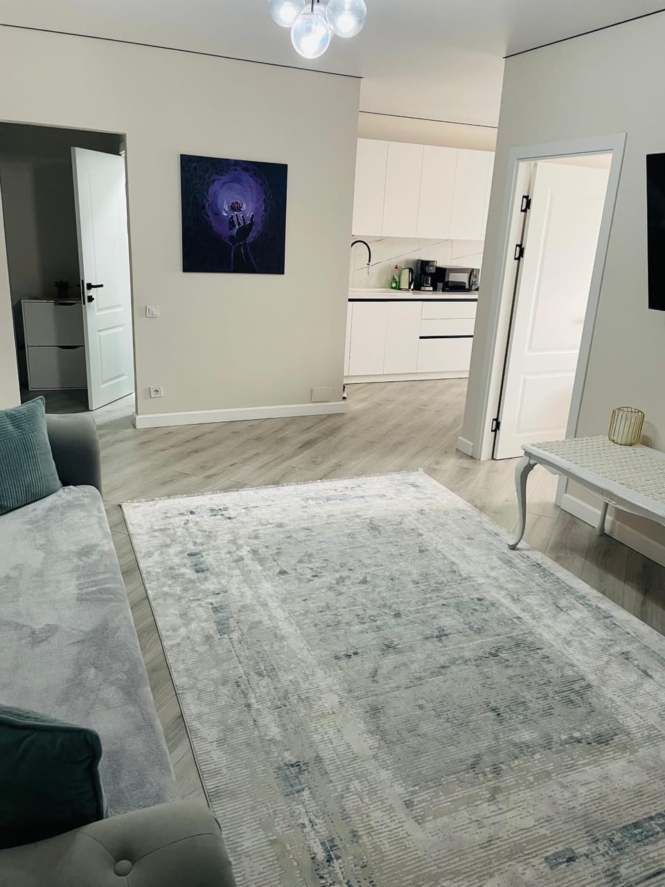 Spacious, with panoramic glazing, center and airport Apartment in Chișinău