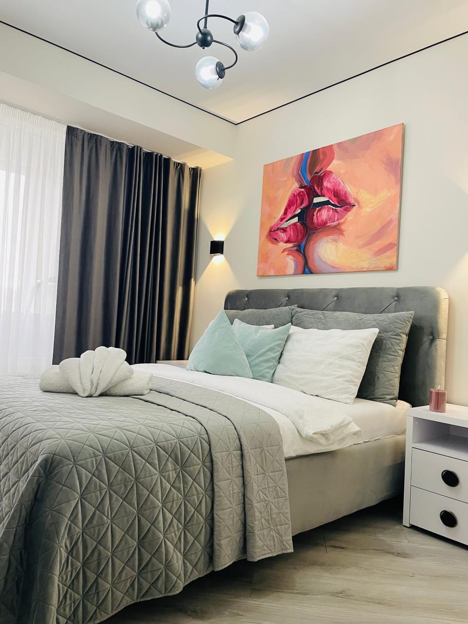 Spacious, with panoramic glazing, center and airport Apartment in Chișinău