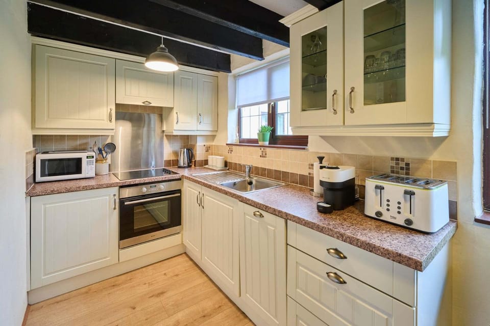 Coffee/tea facilities, Kitchen or kitchenette, dishwasher, oven, stove, toaster