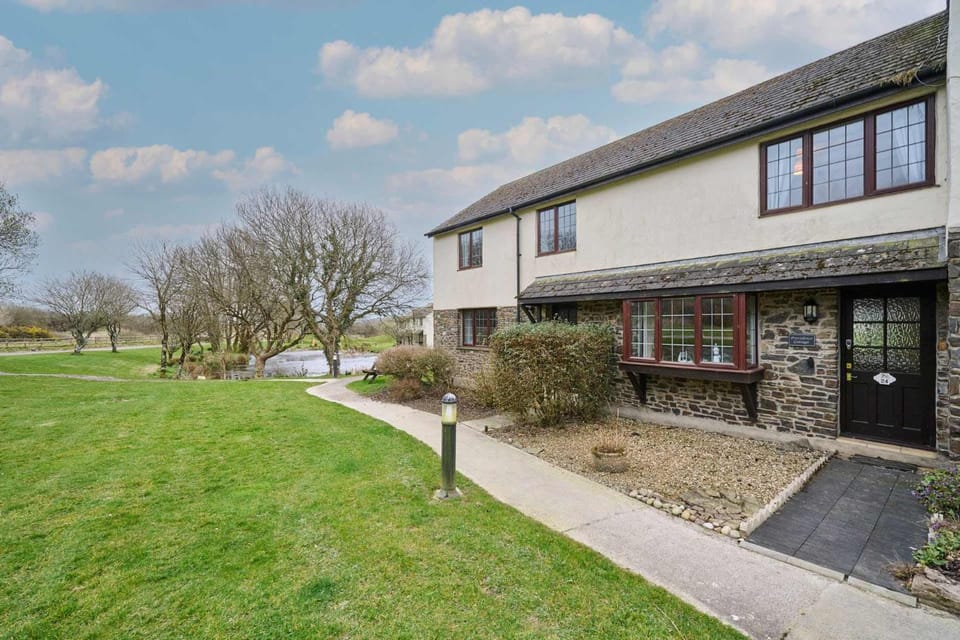 Property building, Garden, Swimming pool