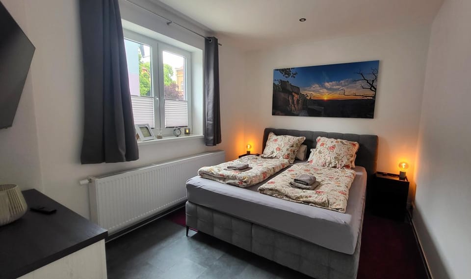 Bed, TV and multimedia, Living room, Photo of the whole room, Bedroom, towels