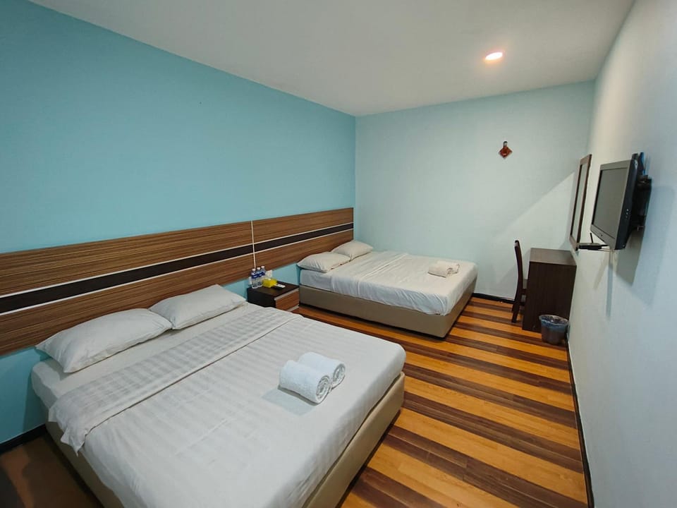 Bed, TV and multimedia, Photo of the whole room, Bedroom, towels