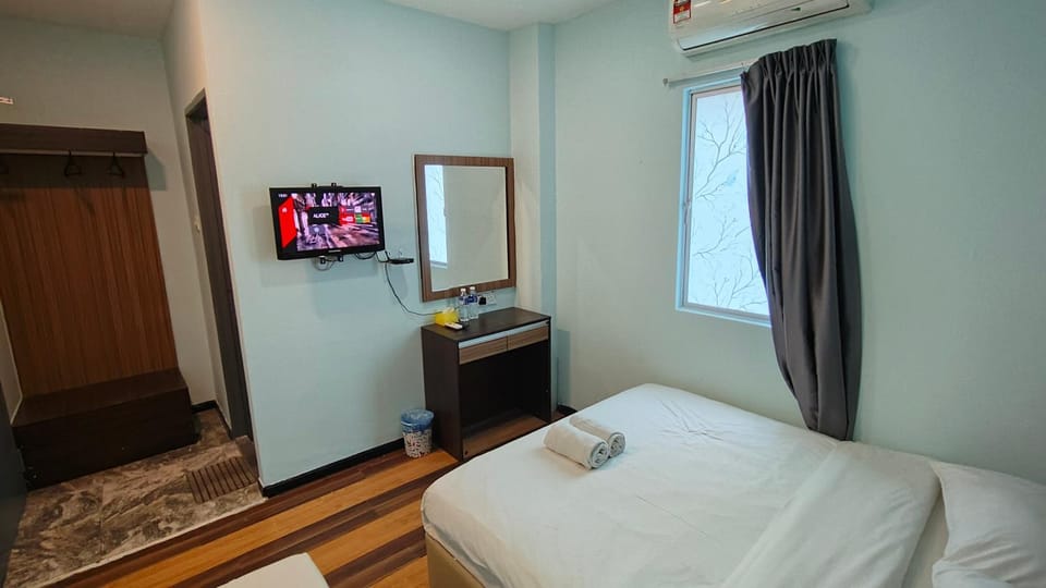 Bed, TV and multimedia, Photo of the whole room, Bedroom, wardrobe, air conditioner