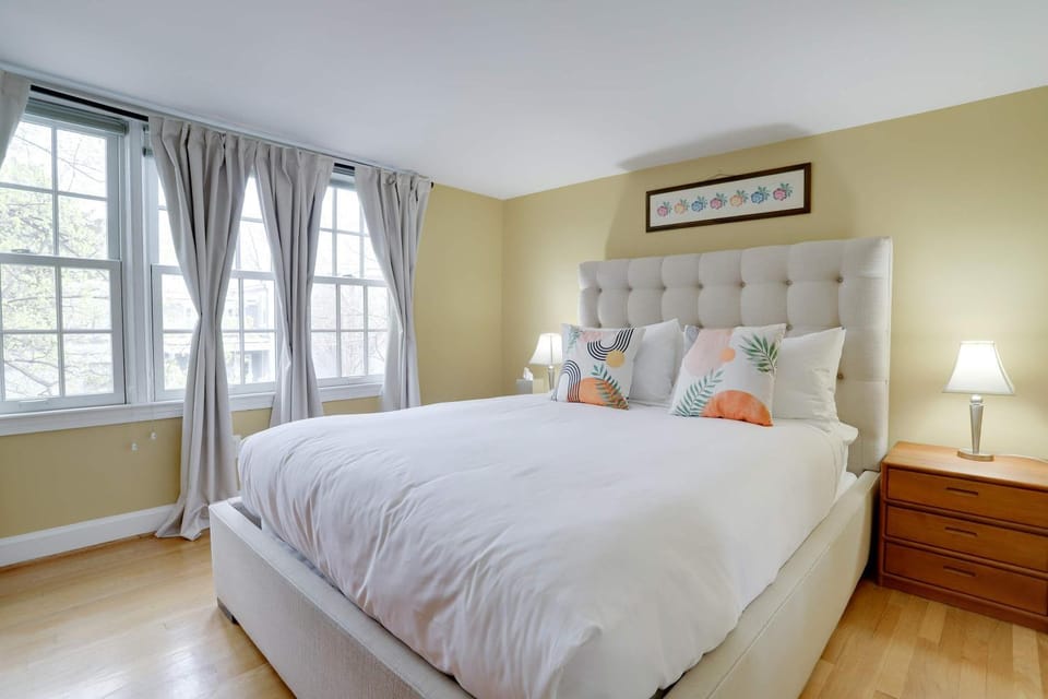 Sojourn Only 8 Blocks to Capitol and Private Patios House in Capitol Hill