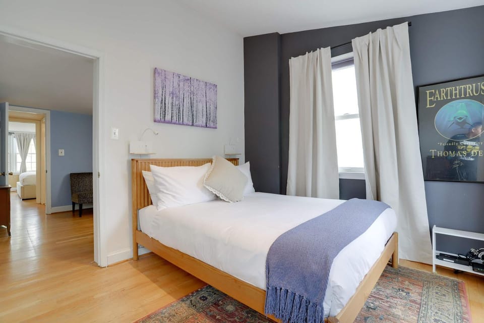 Sojourn Only 8 Blocks to Capitol and Private Patios House in Capitol Hill