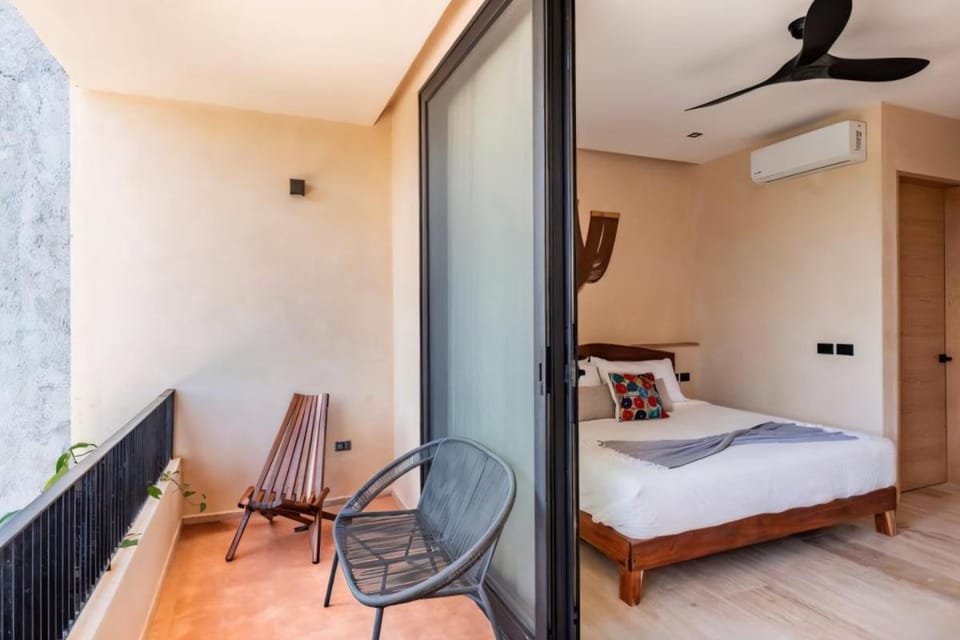 Bed, Photo of the whole room, Seating area, Bedroom, air conditioner