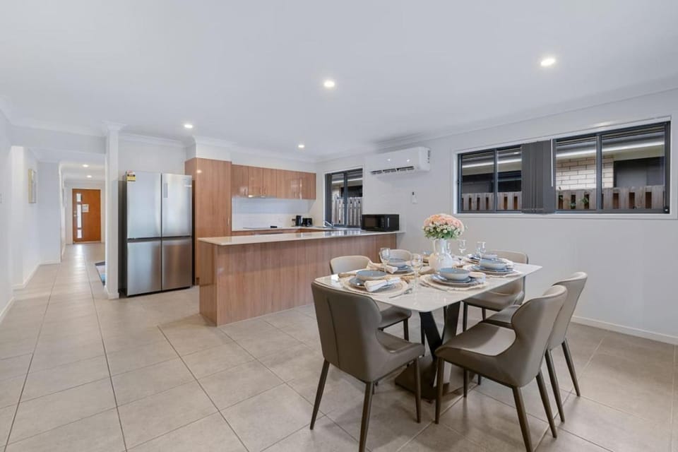Quiet n Stylish 3mins to Mall Modern 4BR House House in Brisbane
