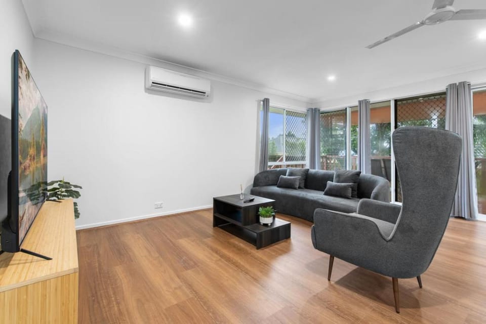 Peaceful and Convenient 4BR Family Modern Retreat House in Brisbane