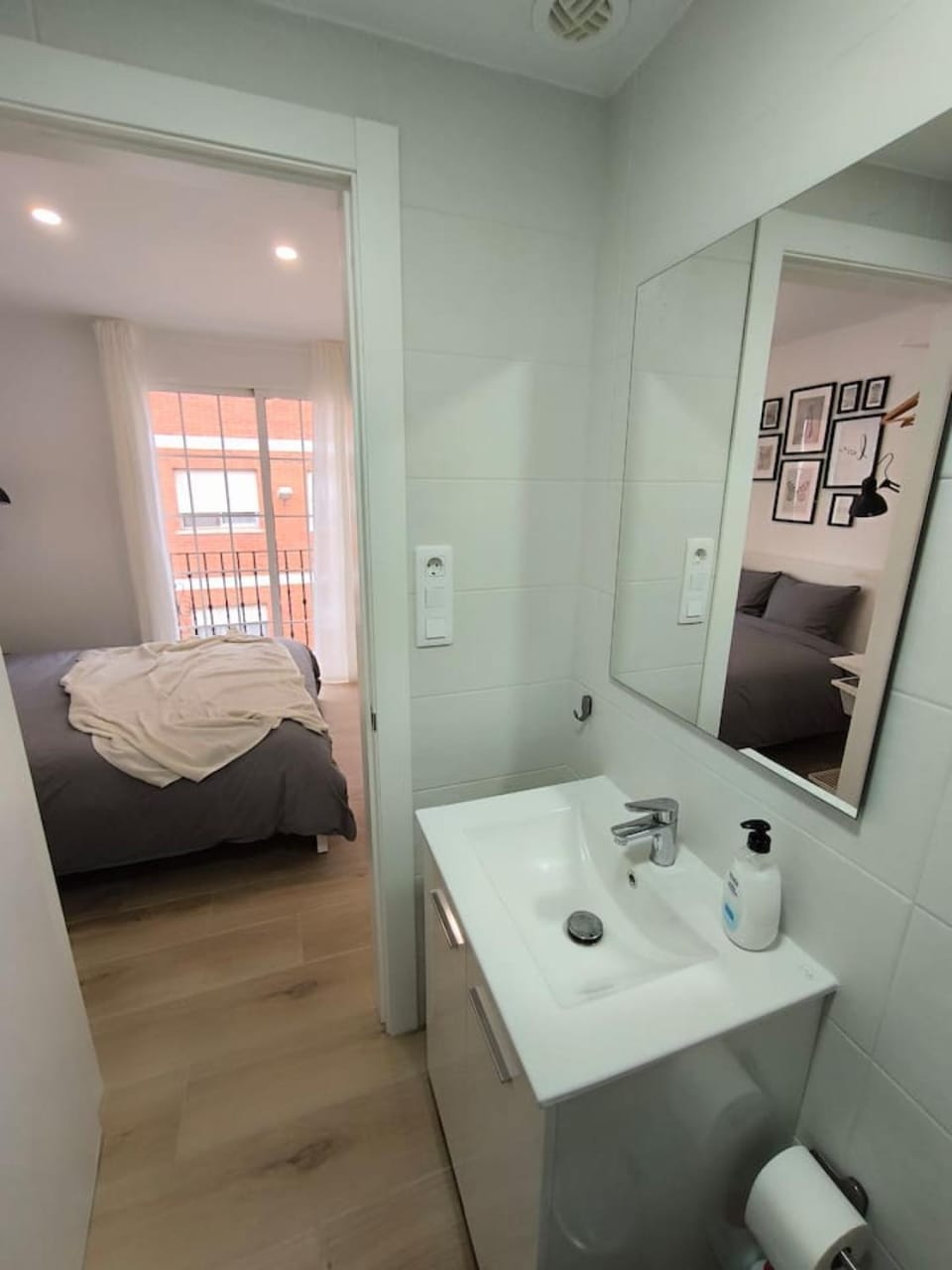 Bathroom, Photo of the whole room