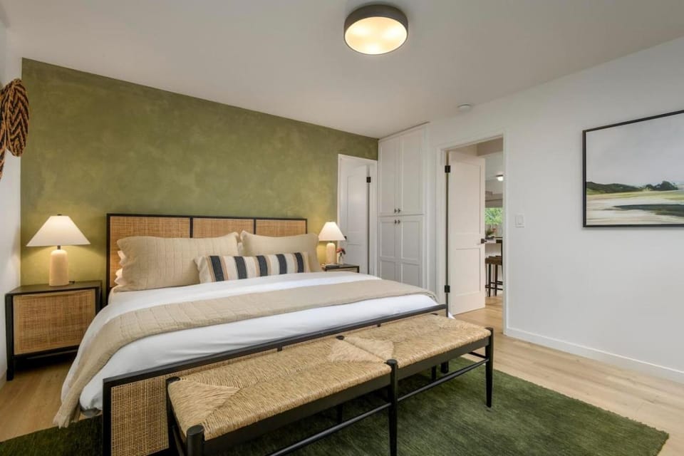 Private Garden and Family Friendly Apartment in Summerland