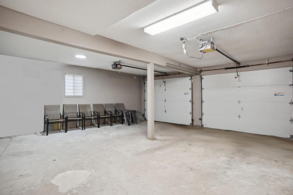 Large Multi-Family Retreat with 2 Car Garage House in Vancouver