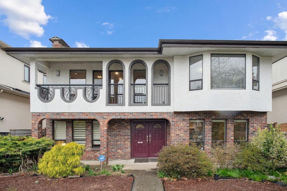 Large Multi-Family Retreat with 2 Car Garage House in Vancouver