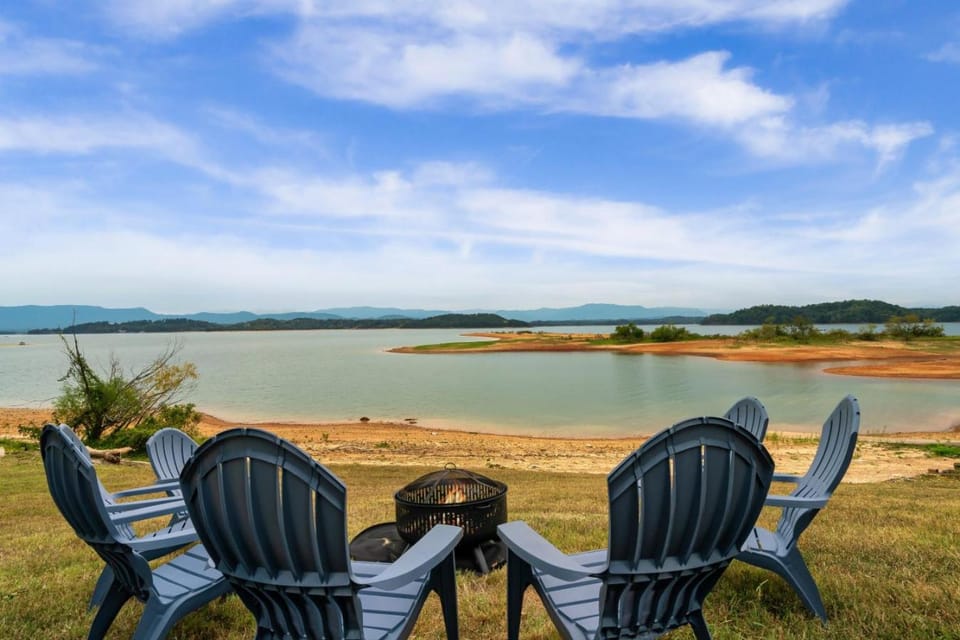 Lakefront Mountain Oasis House in Douglas Lake