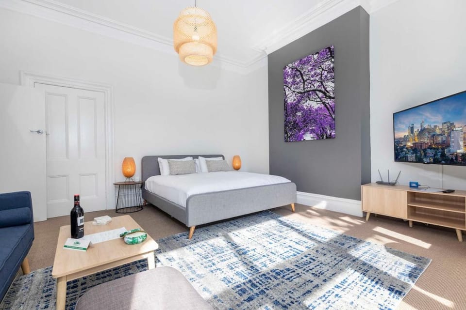 Bed, TV and multimedia, Living room, Photo of the whole room, Seating area, Bedroom
