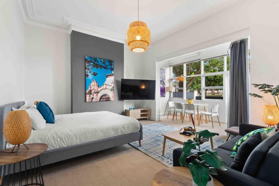 Bed, TV and multimedia, Living room, Photo of the whole room, Seating area, Evening entertainment, Bedroom