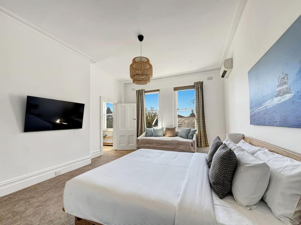 Bed, TV and multimedia, Photo of the whole room, Bedroom