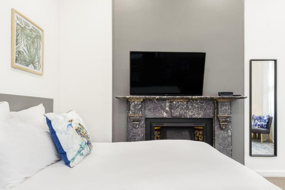 Bed, TV and multimedia, Bedroom