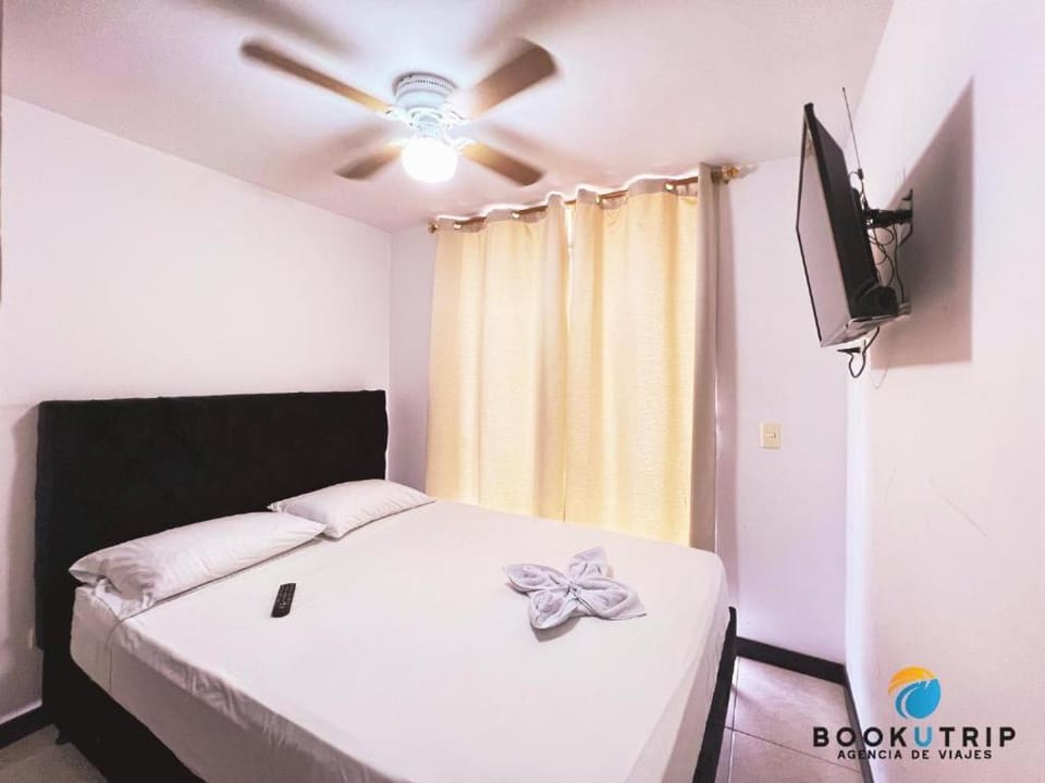 Bed, TV and multimedia, Photo of the whole room, Bedroom, towels