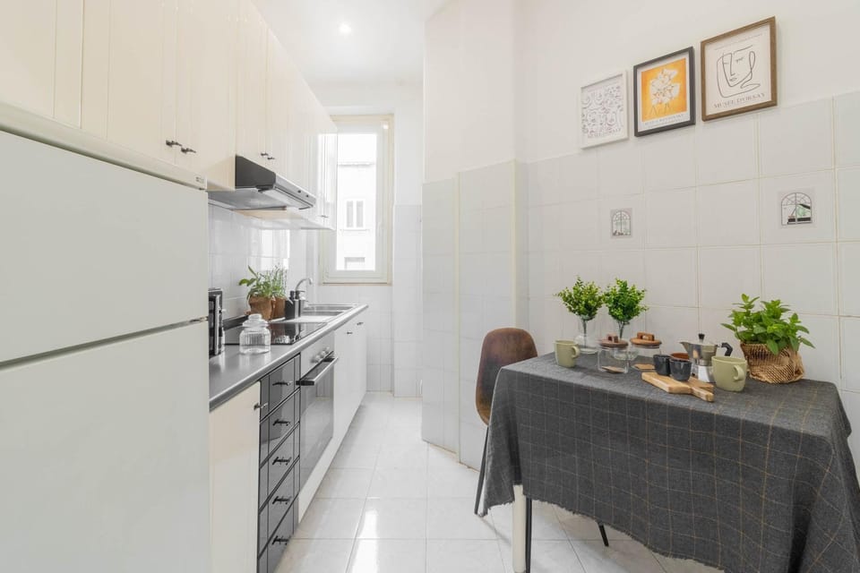 Kitchen or kitchenette, Dining area, oven