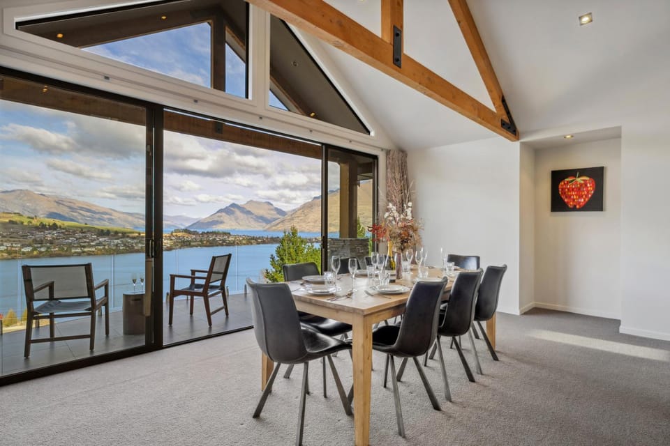 View (from property/room), Balcony/Terrace, Seating area, Dining area, Lake view, Mountain view