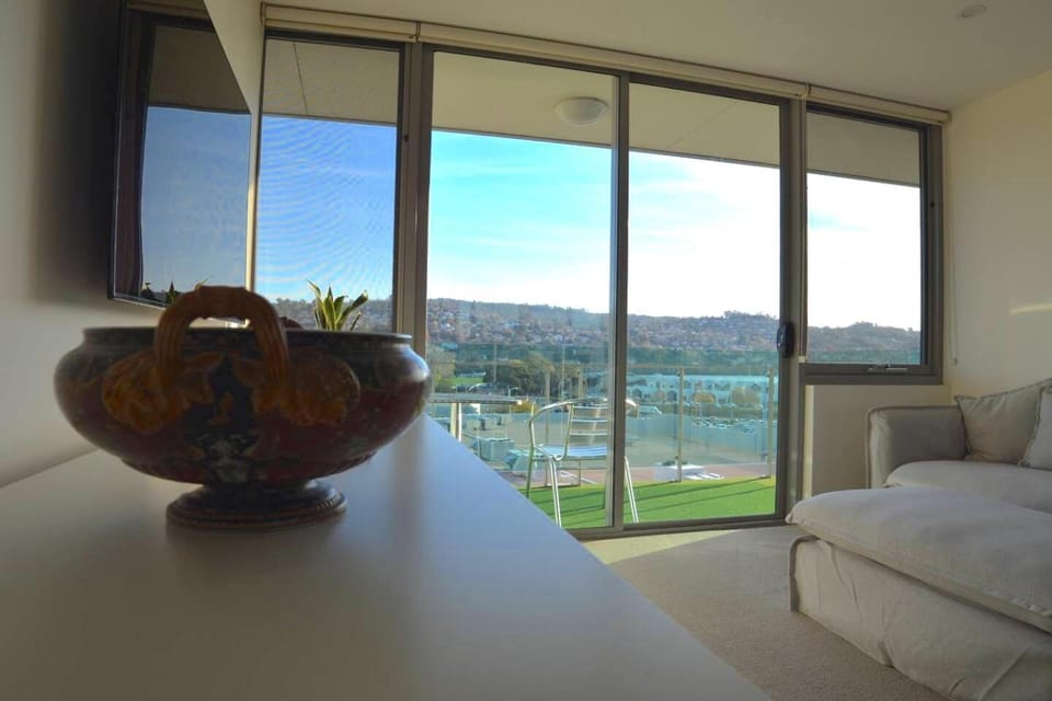 Patio, View (from property/room), Balcony/Terrace, Living room, River view