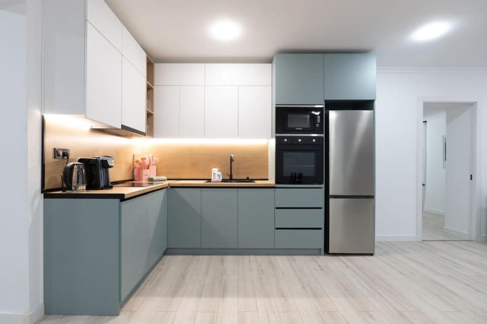 Coffee/tea facilities, Kitchen or kitchenette, oven, stove