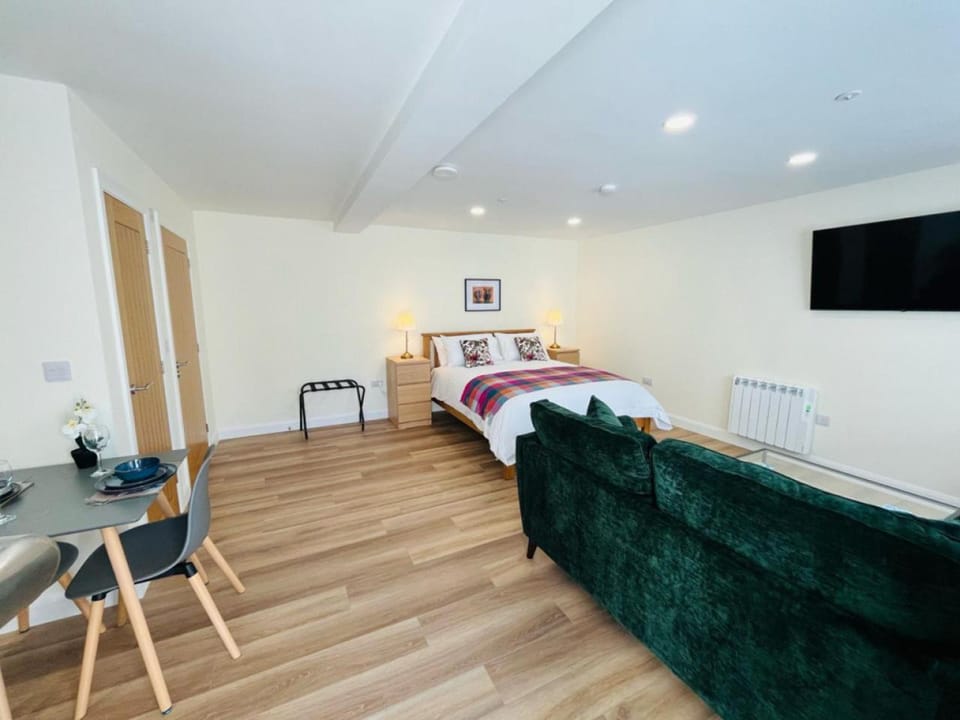 Bed, TV and multimedia, Seating area, Bedroom