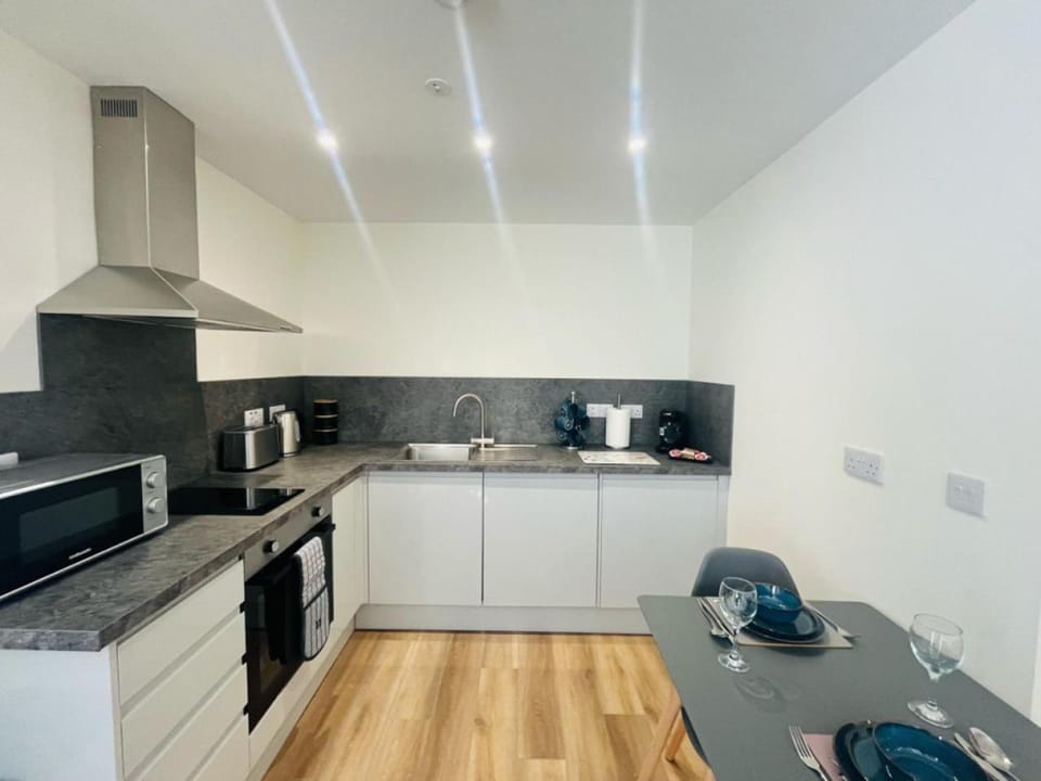 Coffee/tea facilities, Kitchen or kitchenette, oven, stove, toaster