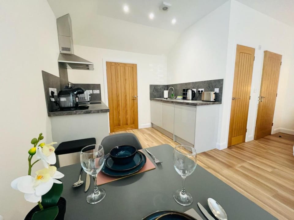 Kitchen or kitchenette, Dining area, stove