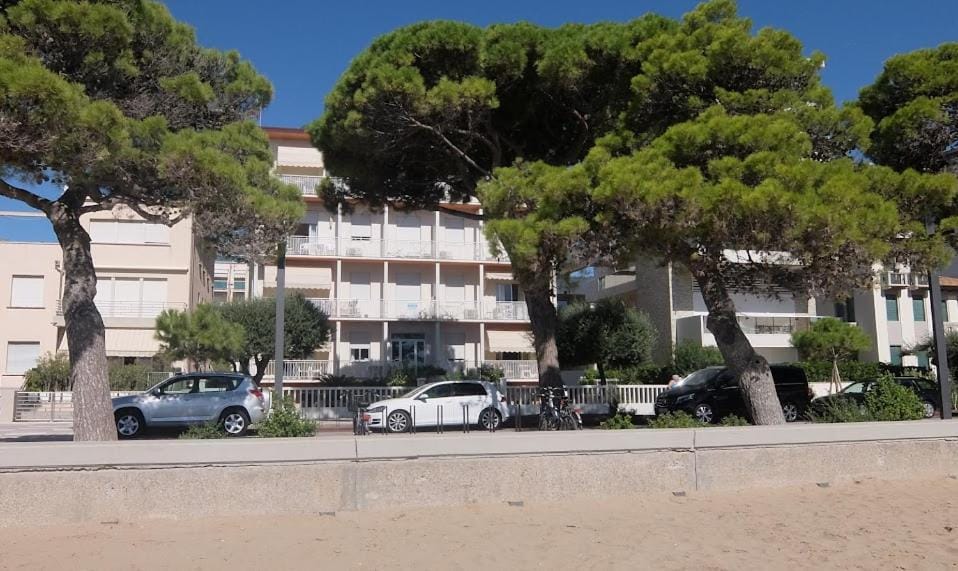Property building, Day, Neighbourhood, Street view, Location