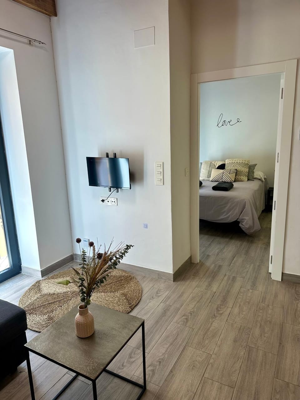 Bed, Living room, Photo of the whole room, Seating area, Bedroom