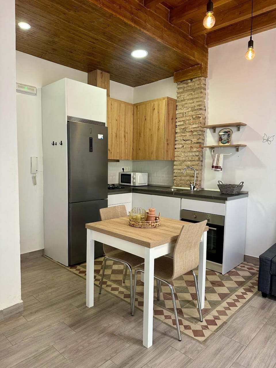 Kitchen or kitchenette, Dining area, minibar, oven, stove