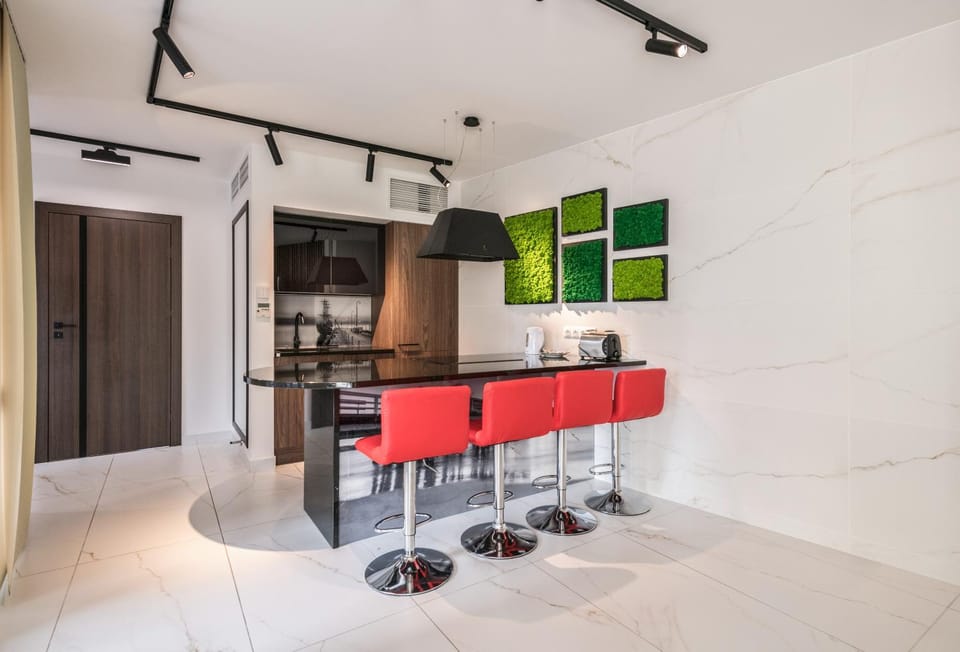 Kitchen or kitchenette, dishwasher, oven