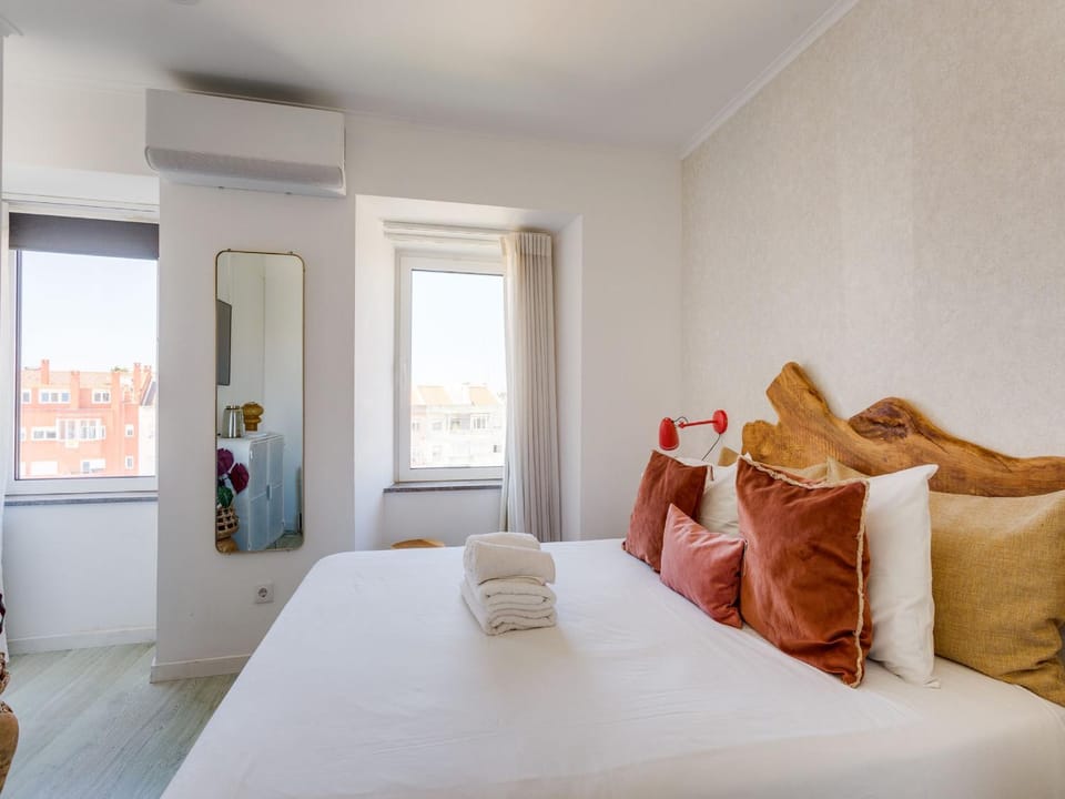Bed, towels