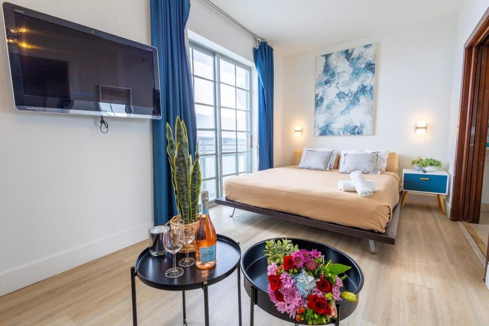 Studio with rooftop pool on Ocean Dr B303 Apartment in Flamingo Lummus