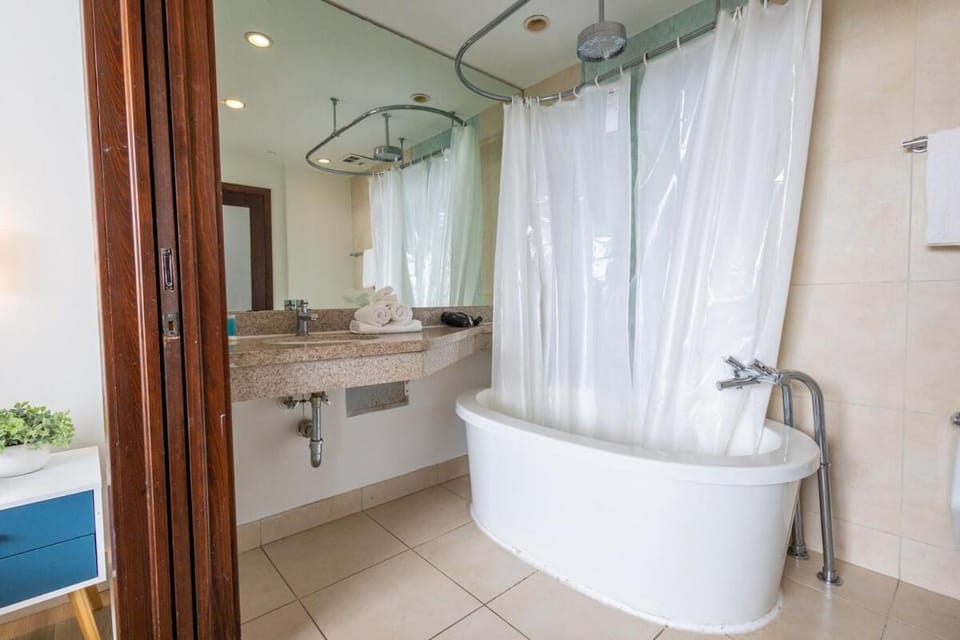 Studio with rooftop pool on Ocean Dr B303 Apartment in Flamingo Lummus